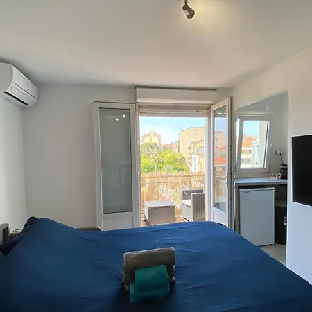 Superbe Proche Palais Et Plages A Pieds